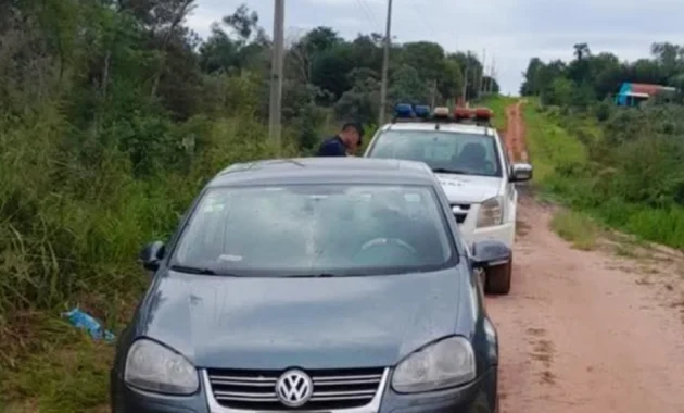 El vehículo que fue robado de la familia fue luego encontrado abandonado en un camino vecinal. Foto: Gentileza.