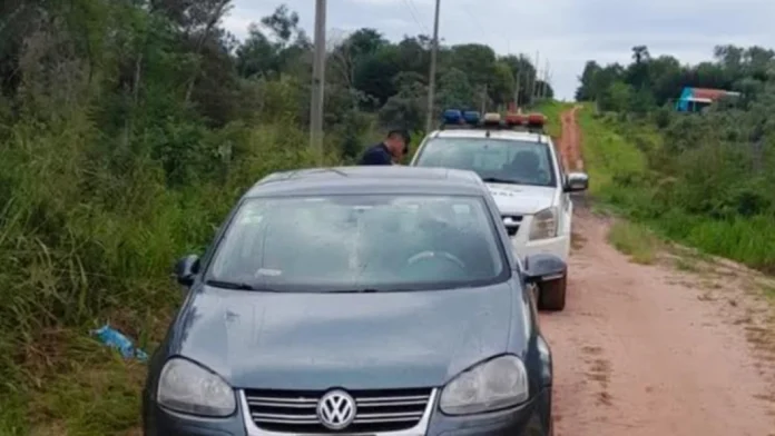 El vehículo que fue robado de la familia fue luego encontrado abandonado en un camino vecinal. Foto: Gentileza. El vehículo que fue robado de la familia fue luego encontrado abandonado en un camino vecinal. Foto: Gentileza.