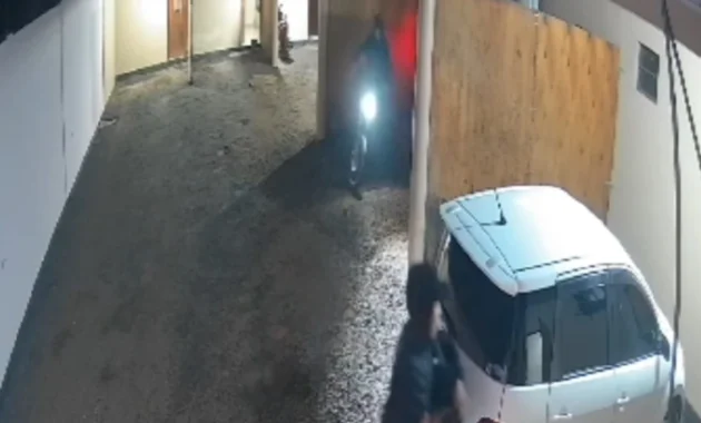 Una cámara de circuito cerrado captó el momento cuando los delincuentes huían del motel luego de asaltar a la empleada.Foto: Captura de video.