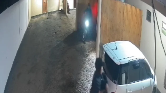 Una cámara de circuito cerrado captó el momento cuando los delincuentes huían del motel luego de asaltar a la empleada.Foto: Captura de video. Una cámara de circuito cerrado captó el momento cuando los delincuentes huían del motel luego de asaltar a la empleada.Foto: Captura de video.
