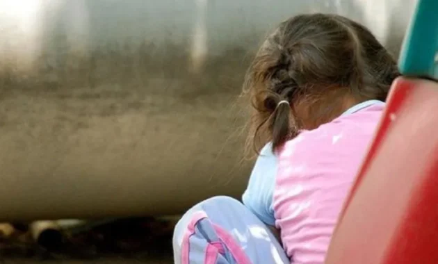 La niña de seis años estaba en la calle sin abrigo. Imagen referencial