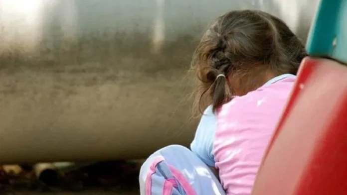 La niña de seis años estaba en la calle sin abrigo. Imagen referencial La niña de seis años estaba en la calle sin abrigo. Imagen referencial