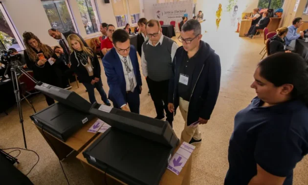 La evaluación de las máquinas fue en presencia de apoderados de los movimientos internos de la ANR.Foto: Gentileza.