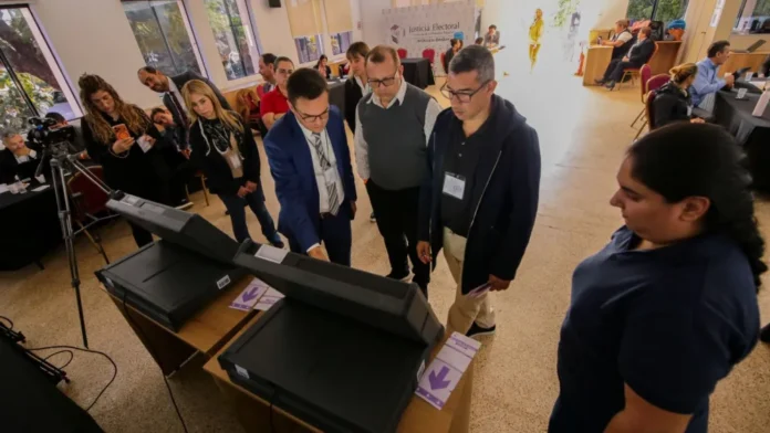 La evaluación de las máquinas fue en presencia de apoderados de los movimientos internos de la ANR.Foto: Gentileza.