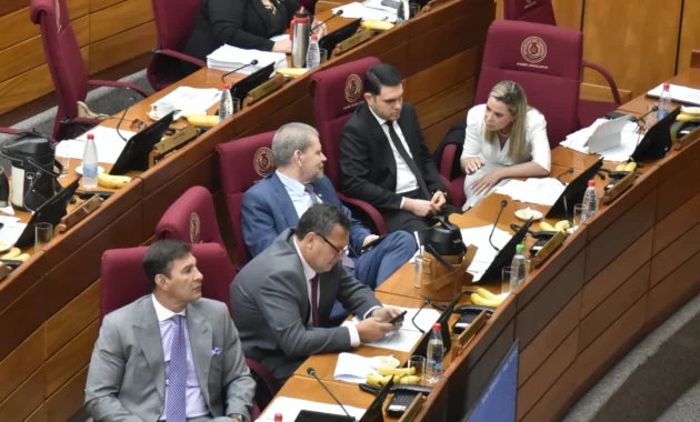 Hernán Rivas (traje negro) en una de sus últimas sesiones en el Senado antes de presentar su renuncia. Rodrigo Villamayor Roa, ÚH.