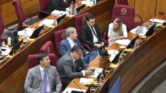 Hernán Rivas (traje negro) en una de sus últimas sesiones en el Senado antes de presentar su renuncia. Rodrigo Villamayor Roa, ÚH. Hernán Rivas (traje negro) en una de sus últimas sesiones en el Senado antes de presentar su renuncia. Rodrigo Villamayor Roa, ÚH.