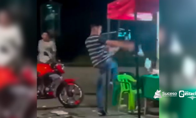 Un joven en aparente estado de ebriedad protagonizó un violento episodio tras atacar la hamburguesería de su propia madre - Foto: Captura de Video