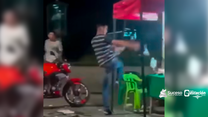 Un joven en aparente estado de ebriedad protagonizó un violento episodio tras atacar la hamburguesería de su propia madre - Foto: Captura de Video