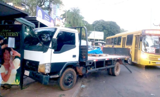 El camión acabó siendo abandonado por su conductor en la vía pública. Foto: La Clave.