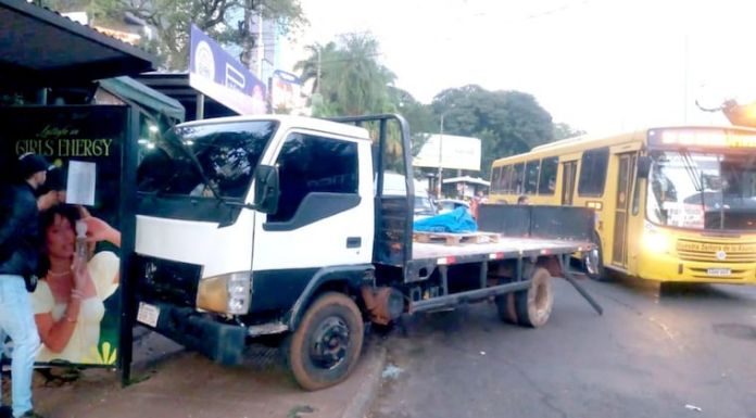 El camión acabó siendo abandonado por su conductor en la vía pública. Foto: La Clave. El camión acabó siendo abandonado por su conductor en la vía pública. Foto: La Clave.