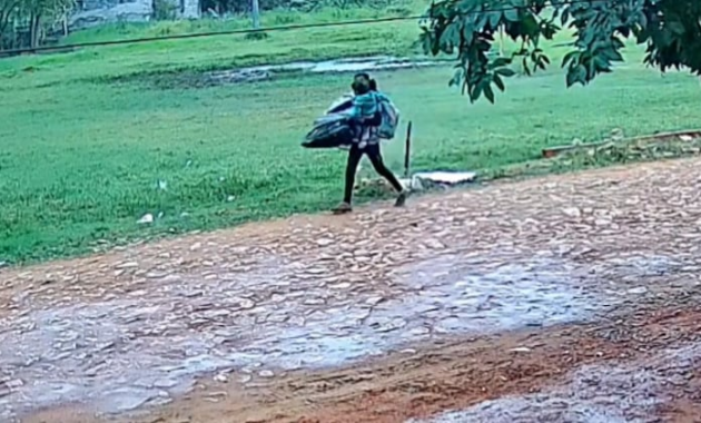 La mujer llevaba un bebé en brazos al momento del robo. Imagen: captura de video.