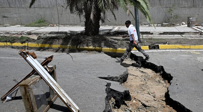 Un hombre camina por una calle agrietada tras un doble terremoto en Los Corales, estado de La Guaira, a unos 38 km al noroeste de Caracas, el 25 de junio de 2026.