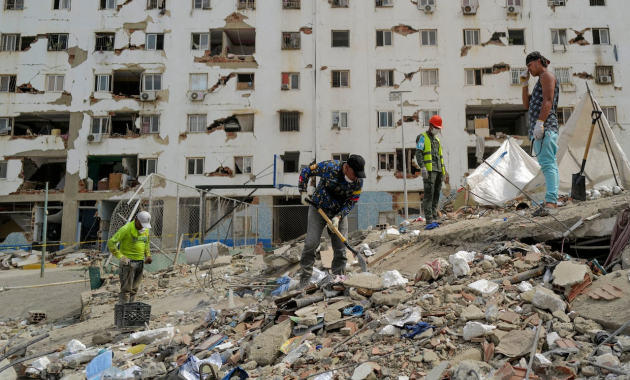 Un rescatista cava entre los escombros mientras busca víctimas en Caraballeda, estado de La Guaira, el 28 de junio de 2026. Foto: Mauricio Valenzuela/AFP
