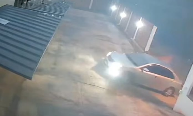 Momento en que la adolescente y el joven ingresan al motel. Imagen: captura de video.
