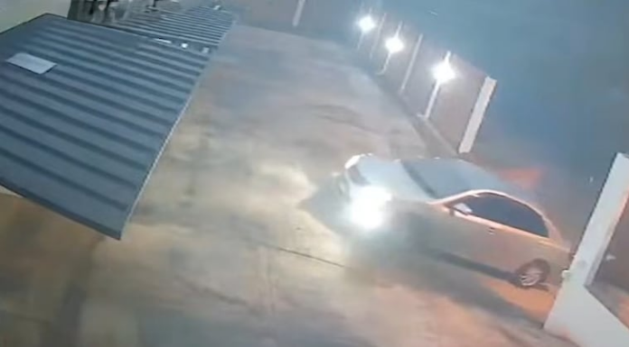 Momento en que la adolescente y el joven ingresan al motel. Imagen: captura de video.