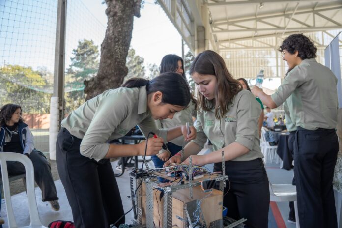 Fundación Paraguaya abrió las inscripciones para Innovabot 2026, una competencia nacional de robótica que desafía a jóvenes de 14 a 19 años a crear soluciones tecnológicas para impulsar el emprendimiento y resolver problemas reales.