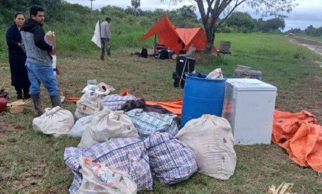 La pareja fue dejada a la intemperie en medio de la lluvia cubriéndose bajo una improvisada carpa con todas sus pertenencias de manera infrahumana.Foto: Alcides Manena.