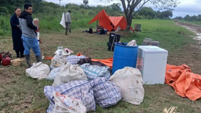 La pareja fue dejada a la intemperie en medio de la lluvia cubriéndose bajo una improvisada carpa con todas sus pertenencias de manera infrahumana.Foto: Alcides Manena. La pareja fue dejada a la intemperie en medio de la lluvia cubriéndose bajo una improvisada carpa con todas sus pertenencias de manera infrahumana.Foto: Alcides Manena.