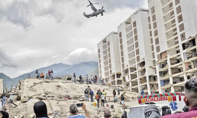 Devastación. Rescatistas, familiares y voluntarios excavan entre escombros para encontrar sobrevivientes.MAURICIO VALENZUELA/AFP