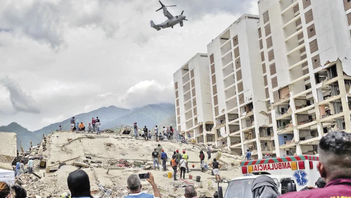 Devastación. Rescatistas, familiares y voluntarios excavan entre escombros para encontrar sobrevivientes.MAURICIO VALENZUELA/AFP