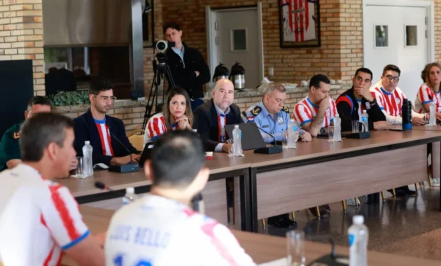 El presidente de la República, Santiago Peña, encabezó una reunión con los ministros y titulares de instituciones para avanzar en la implementación del proyecto del tren de cercanías.Foto: Gentileza Presidencia.