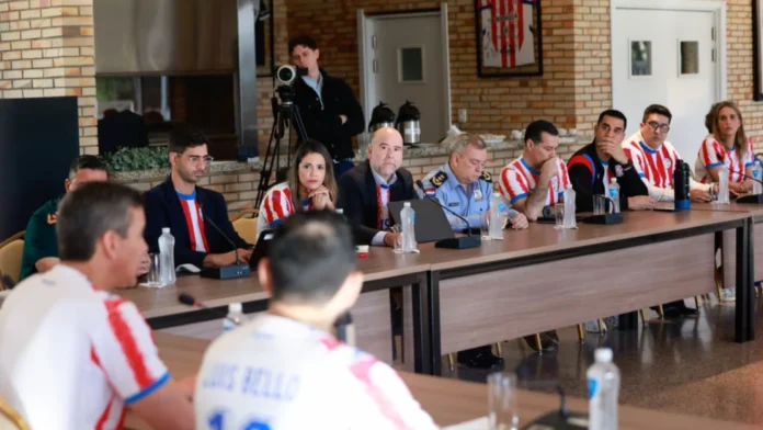 El presidente de la República, Santiago Peña, encabezó una reunión con los ministros y titulares de instituciones para avanzar en la implementación del proyecto del tren de cercanías.Foto: Gentileza Presidencia.
