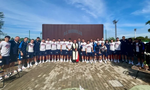 El cardenal Adalberto Martínez Flores impartió una bendición especial a los integrantes del Seleccionado Nacional para la Copa Mundial de la FIFA 2026.Gentileza