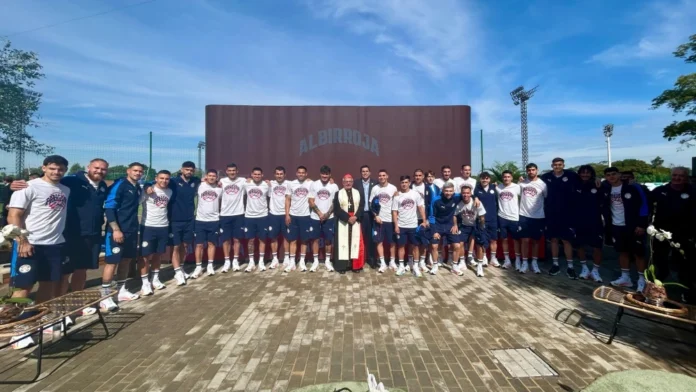 El cardenal Adalberto Martínez Flores impartió una bendición especial a los integrantes del Seleccionado Nacional para la Copa Mundial de la FIFA 2026.Gentileza El cardenal Adalberto Martínez Flores impartió una bendición especial a los integrantes del Seleccionado Nacional para la Copa Mundial de la FIFA 2026.Gentileza
