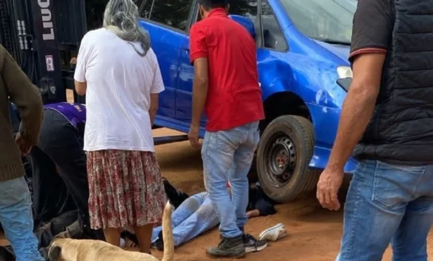 Una de las jóvenes quedó atrapada debajo del automóvil tras el accidente de tránsito en Santa Rosa del Aguaray.Foto: Carlos Aquino.