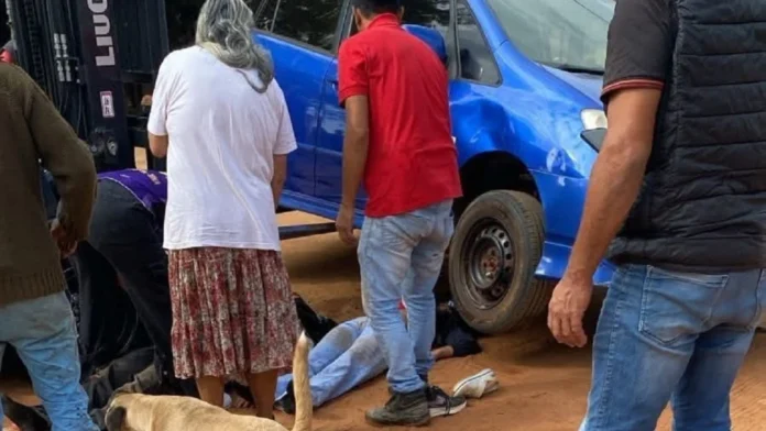 Una de las jóvenes quedó atrapada debajo del automóvil tras el accidente de tránsito en Santa Rosa del Aguaray.Foto: Carlos Aquino. Una de las jóvenes quedó atrapada debajo del automóvil tras el accidente de tránsito en Santa Rosa del Aguaray.Foto: Carlos Aquino.