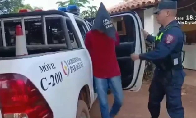 El hombre fue entregado a la Policía Nacional con el celular.Foto: Telefuturo.
