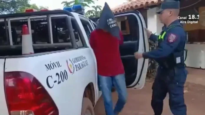 El hombre fue entregado a la Policía Nacional con el celular.Foto: Telefuturo. El hombre fue entregado a la Policía Nacional con el celular.Foto: Telefuturo.