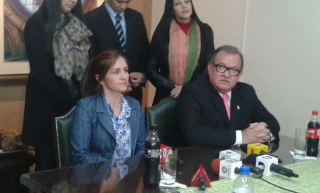 Apeló. Lucía Sandoval y su entonces abogado defensor, Jorge Bogarín, durante una conferencia de prensa.Foto. Archivo.