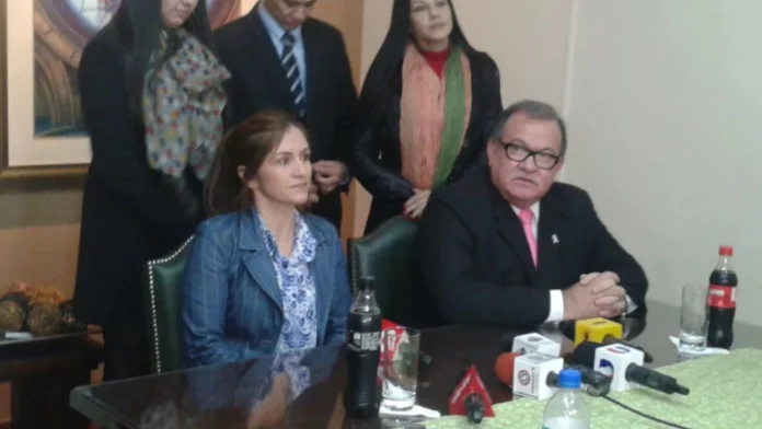 Apeló. Lucía Sandoval y su entonces abogado defensor, Jorge Bogarín, durante una conferencia de prensa.Foto. Archivo.
