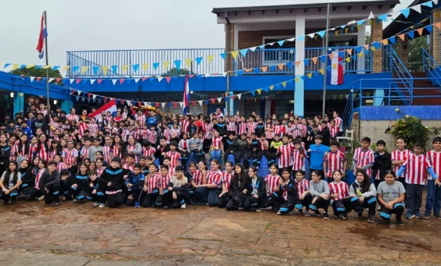 Niños de la Escuela San Antonio de Luque, antes del primer partido de Paraguay en el Mundial.Foto: Mary Glezcu.
