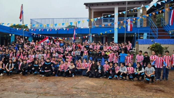 Niños de la Escuela San Antonio de Luque, antes del primer partido de Paraguay en el Mundial.Foto: Mary Glezcu. Niños de la Escuela San Antonio de Luque, antes del primer partido de Paraguay en el Mundial.Foto: Mary Glezcu.