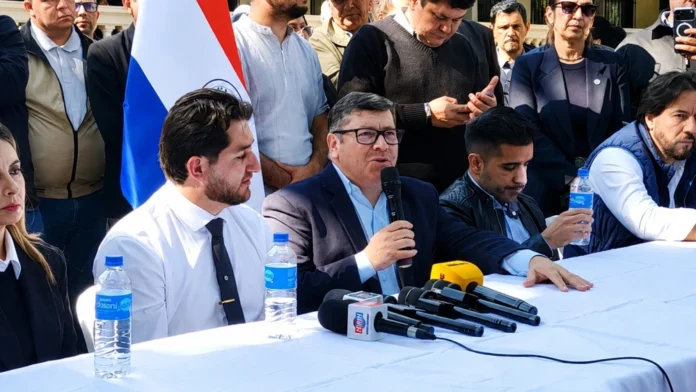 Tras la renuncia de Dani Mujica a la intendencia de Ciudad del Este para disputar las elecciones en octubre, asumió como jefe comunal interino Pedro Acuña.Foto: Gentileza. Tras la renuncia de Dani Mujica a la intendencia de Ciudad del Este para disputar las elecciones en octubre, asumió como jefe comunal interino Pedro Acuña.Foto: Gentileza.