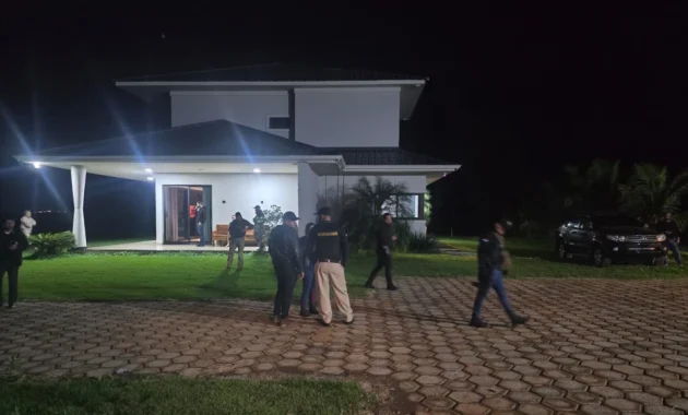 Agentes policiales allanaron una vivienda en la localidad de Santa Fe del Paraná e incautaron evidencias.Foto cedida por la Policía Nacional.