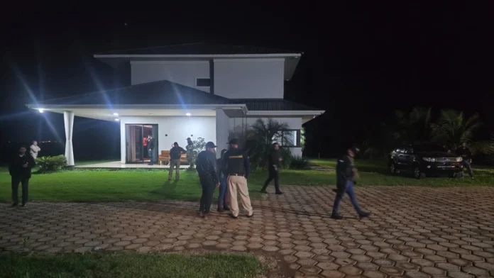 Agentes policiales allanaron una vivienda en la localidad de Santa Fe del Paraná e incautaron evidencias.Foto cedida por la Policía Nacional. Agentes policiales allanaron una vivienda en la localidad de Santa Fe del Paraná e incautaron evidencias.Foto cedida por la Policía Nacional.