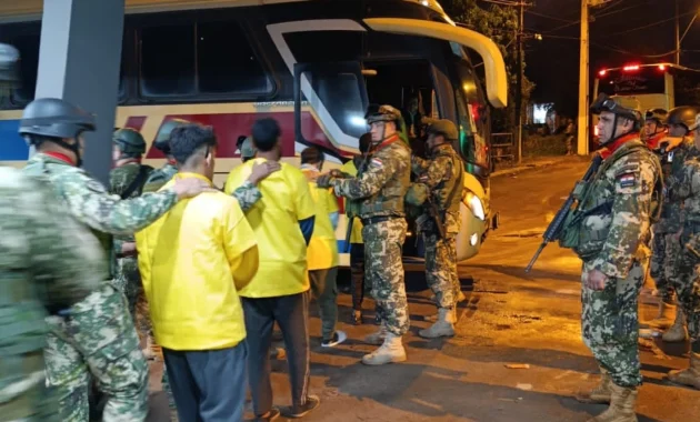 Los internos son subidos a buses frente a la ex cárcel de Tacumbú.Foto: Gentileza-Ministerio de Justicia.