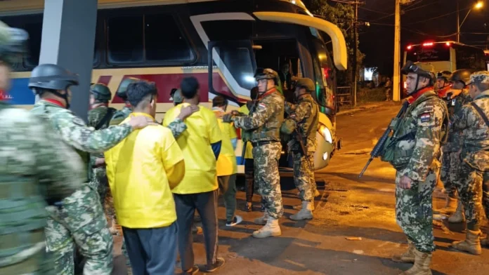 Los internos son subidos a buses frente a la ex cárcel de Tacumbú.Foto: Gentileza-Ministerio de Justicia. Los internos son subidos a buses frente a la ex cárcel de Tacumbú.Foto: Gentileza-Ministerio de Justicia.