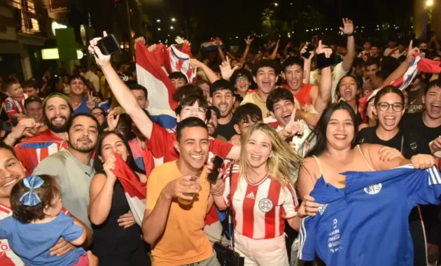 La gente se reunió nuevamente frente al Panteón de los Héroes.Foto: Dardo Ramírez