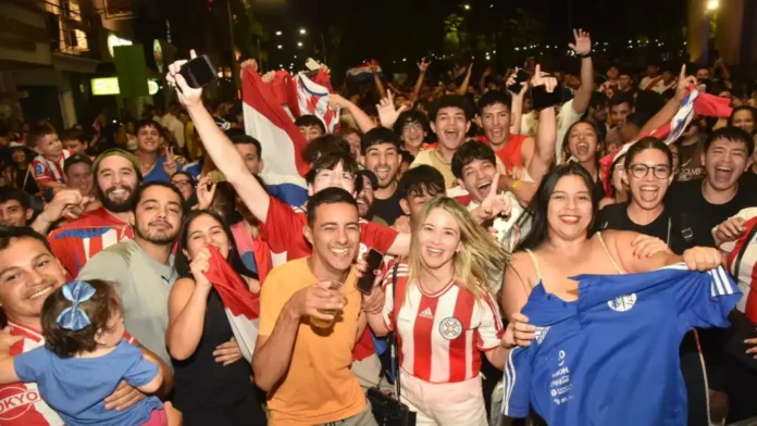 La gente se reunió nuevamente frente al Panteón de los Héroes.Foto: Dardo Ramírez