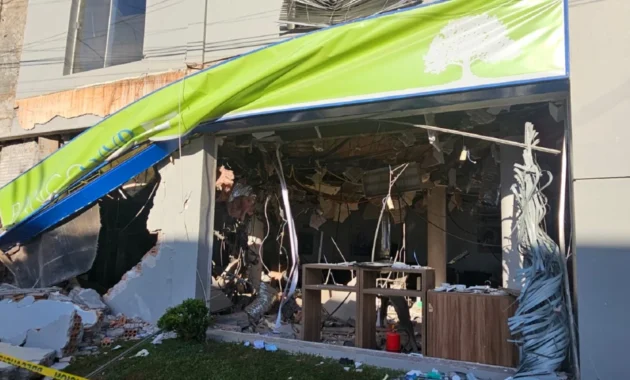 Uno de los bancos afectados por los explosivos durante el ataque en Santa Rita.Foto: Edgar Medina / ÚH