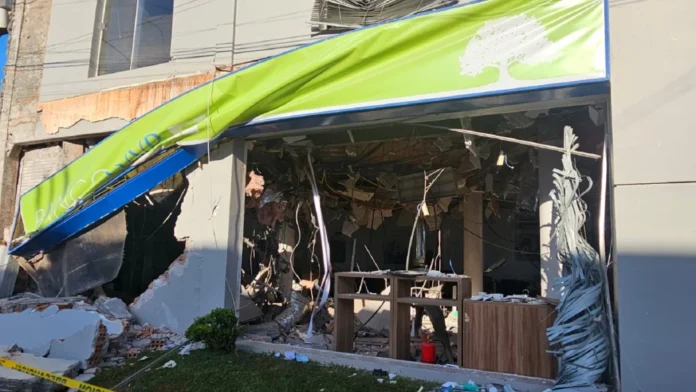 Uno de los bancos afectados por los explosivos durante el ataque en Santa Rita.Foto: Edgar Medina / ÚH Uno de los bancos afectados por los explosivos durante el ataque en Santa Rita.Foto: Edgar Medina / ÚH