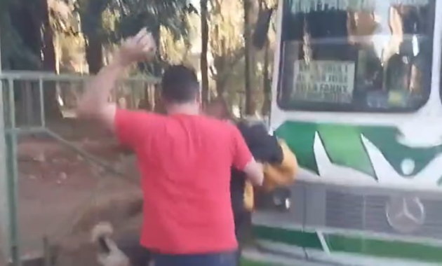 Dos colectiveros terminaron a los golpes por la “guerra del pasaje”