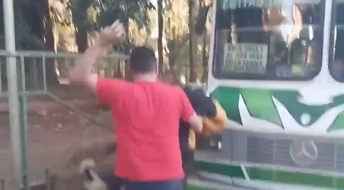 Dos colectiveros terminaron a los golpes por la “guerra del pasaje” Dos colectiveros terminaron a los golpes por la “guerra del pasaje”