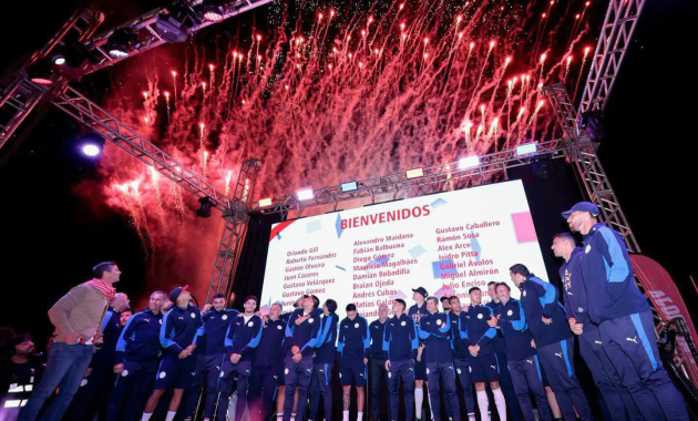 La afición albirroja fue a recibir a la selección nacional.