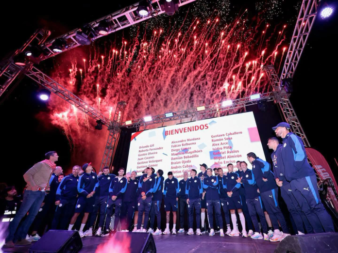 La afición albirroja fue a recibir a la selección nacional. La afición albirroja fue a recibir a la selección nacional.