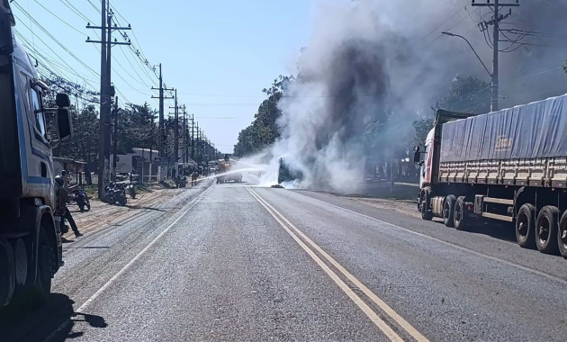 Pasajeros fueron evacuados a tiempo antes de que un ómnibus fuera consumido por las llamas en Villarrica